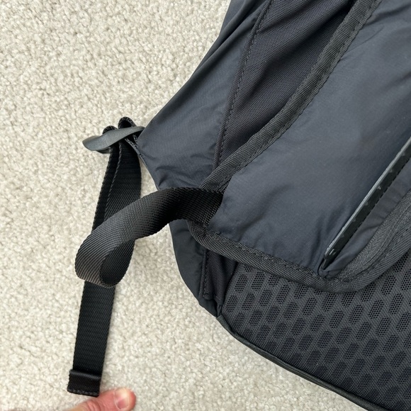 Lululemon Surge Run Backpack II *16L - Picture 13 of 14